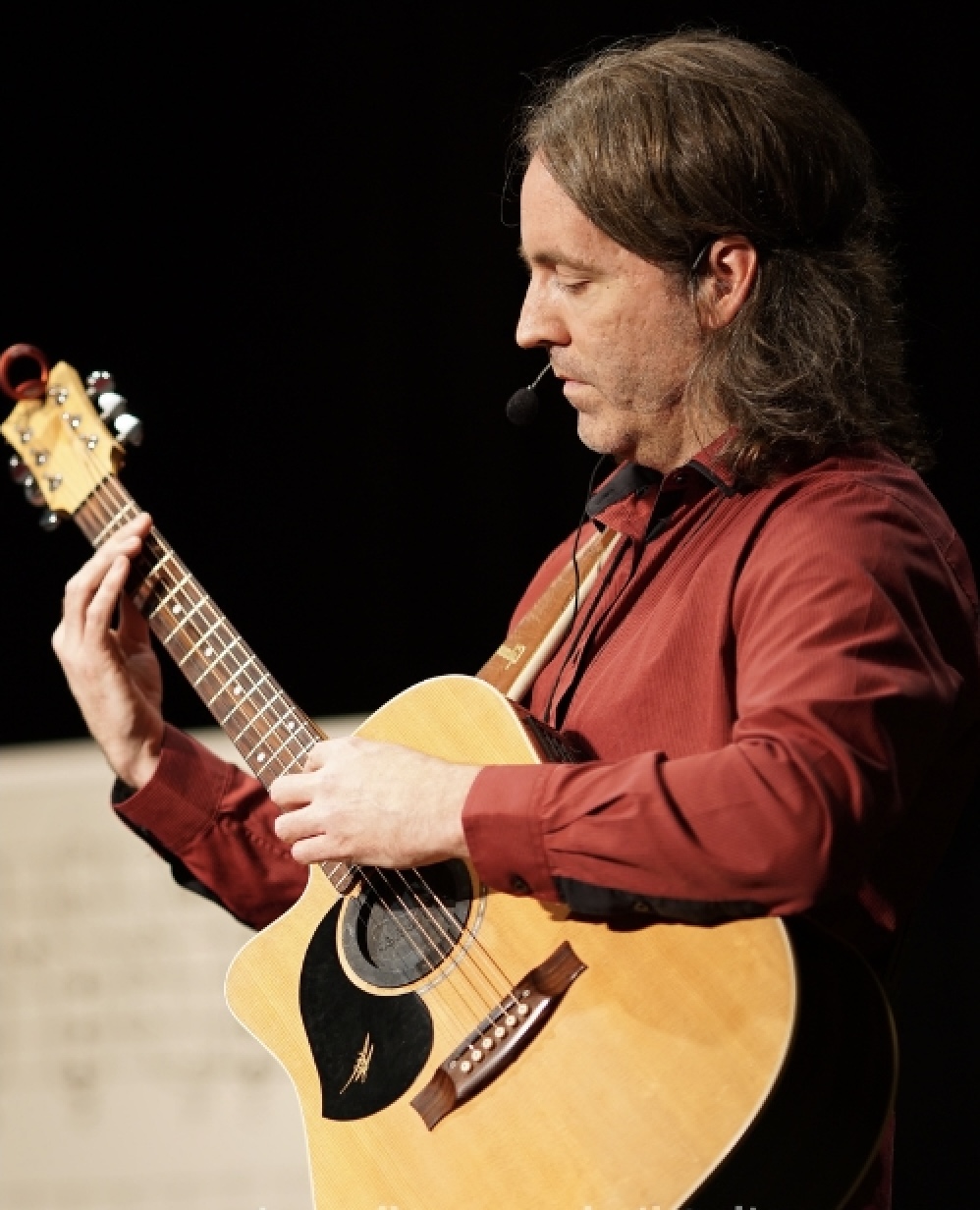 Simon Candy Fingerpicking Expert